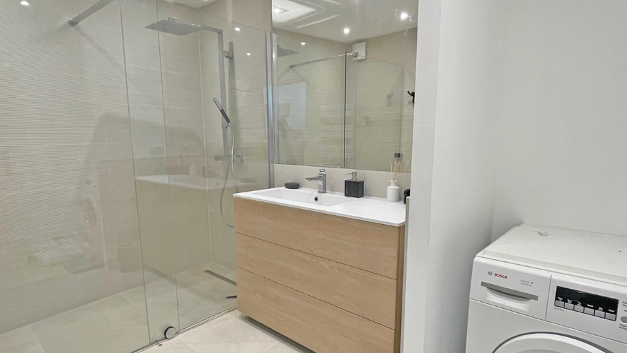 Bathroom 4, Miremer, Var