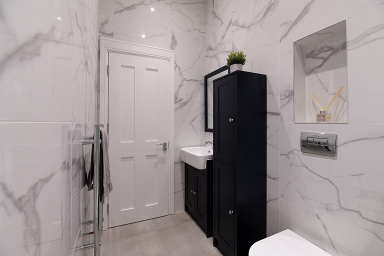 Bathroom 3, Woodside Park 3 Bedroom Apt with Parking, London