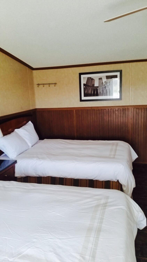 Bedroom 3, Grand Inn, Reagan