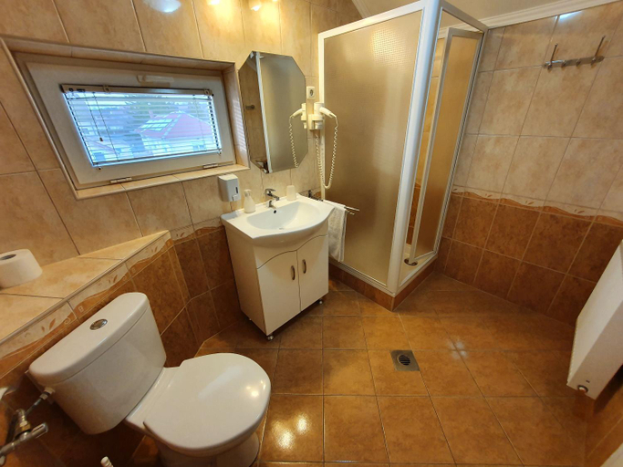 Bathroom 2, Eva Panzio, Sárvár