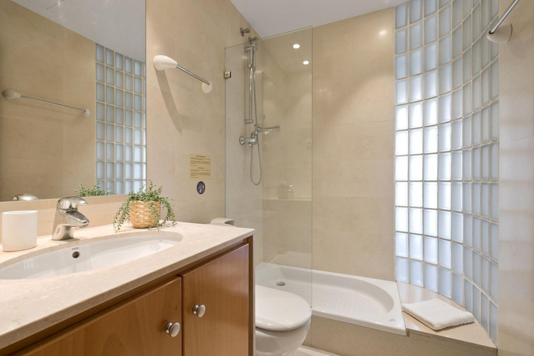 Bathroom 4, Fisa Rentals Gran Via Apartments, Barcelona