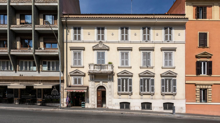 Others 4, Residenza Vaticano by Hili, Roma