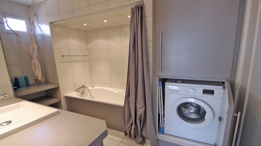 Bathroom 3, Miremer, Var