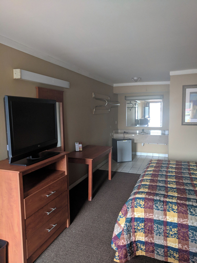 Bedroom 1, BUDEGT MOTOR LODGE, New Castle