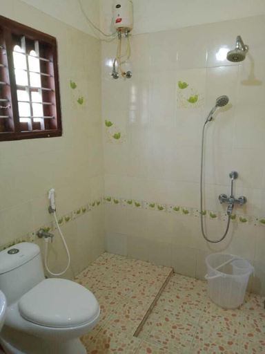 Bathroom 3, Fool's Paradise, Alappuzha