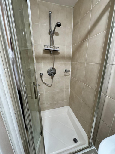 Bathroom 3, The Bell and Bottle, Buckinghamshire