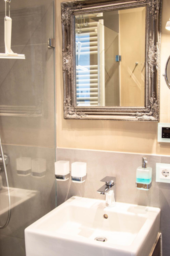 Bathroom 2, StrandBerg's Stadt Chalet, Goslar