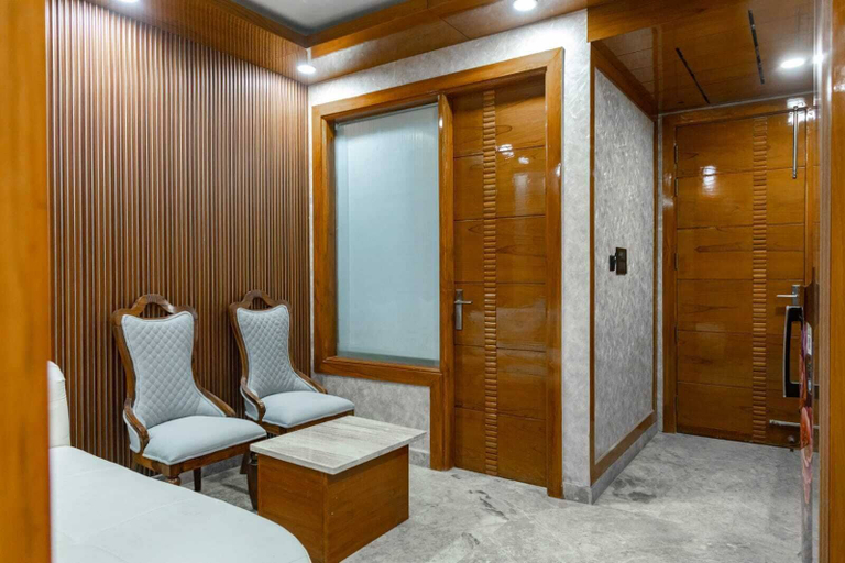 Others 5, Platinum Service Apartment DLF Phase 3, Delhi