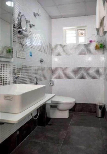 Bathroom 5, Hotel Urban Jade, Bangalore