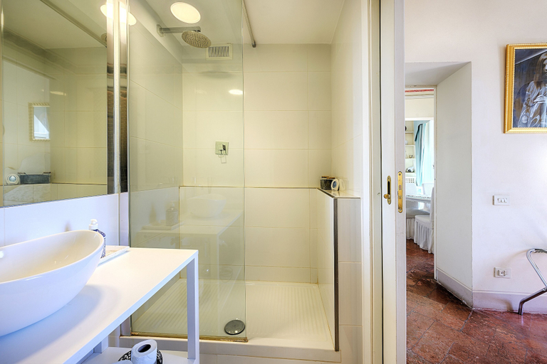 Bathroom, Palazzo Lenzi, Siena
