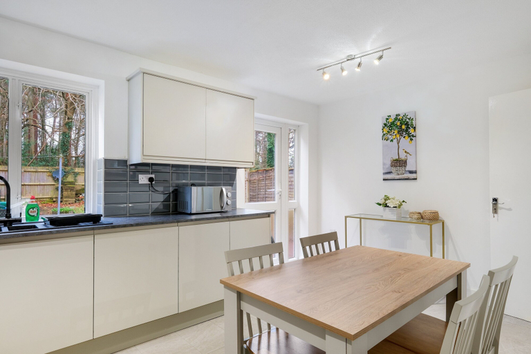 Others 4, Spacious 4-Bedroom 2-Bath Home in Bywood, Bracknell Forest