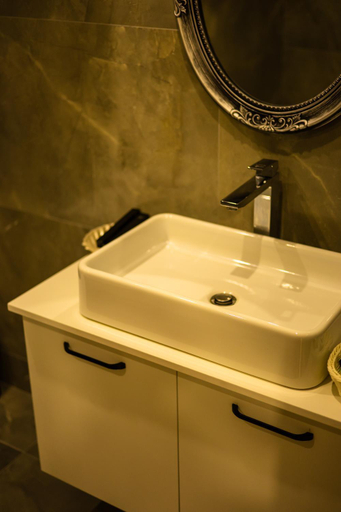 Bathroom 2, Costa Del Sol, Durrësit