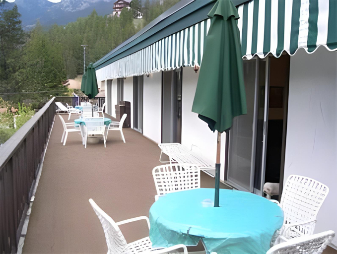 Others 4, Motel Tyrol, East Kootenay