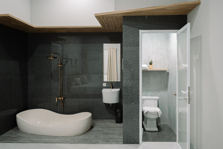Bathroom 13