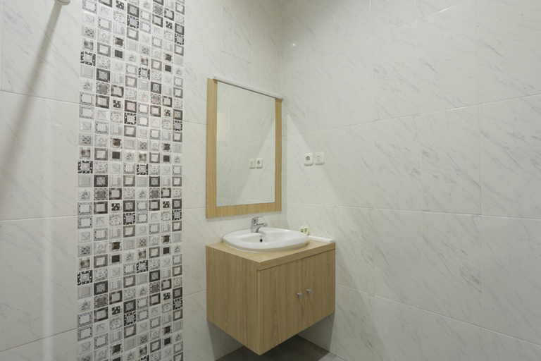 Bathroom 13