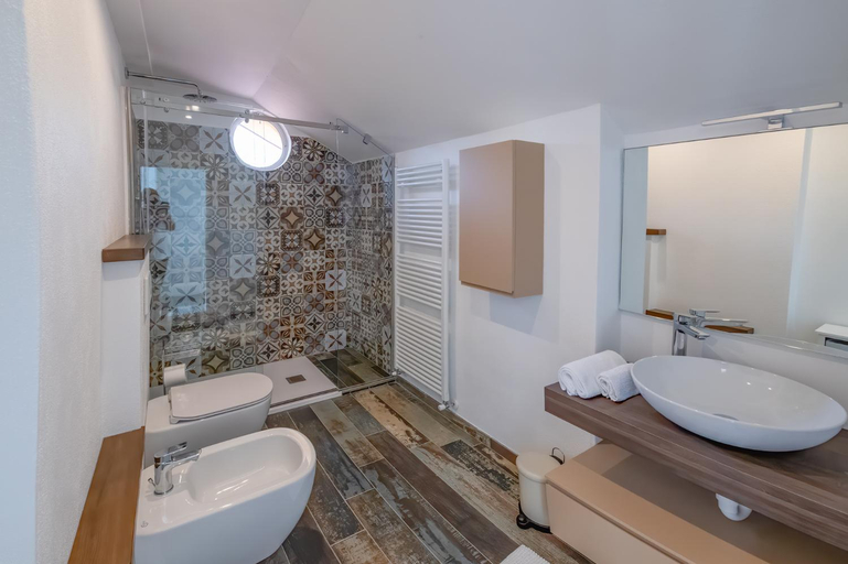 Bathroom, Max Apartment, Como