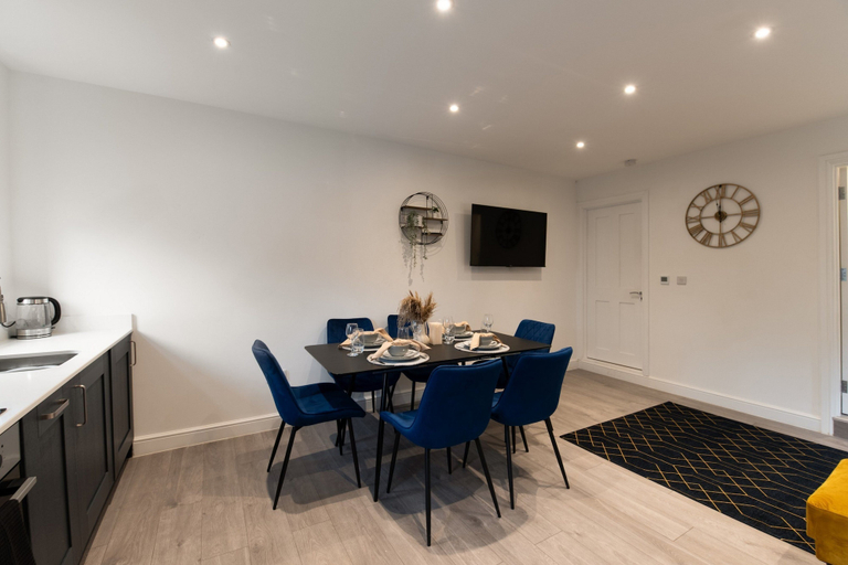 Others 5, Woodside Park 3 Bedroom Apt with Parking, London