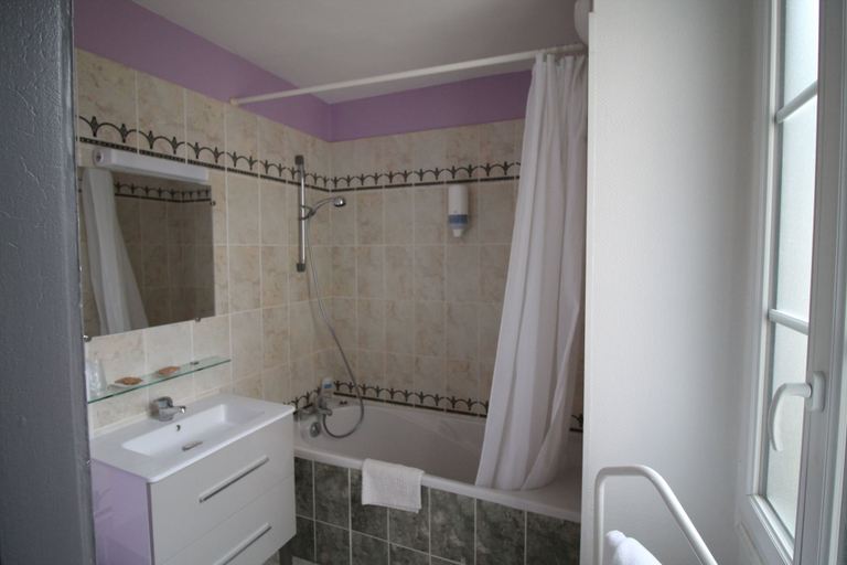 Bathroom 3, Hotel Le Jacquemart, Côte-d'Or
