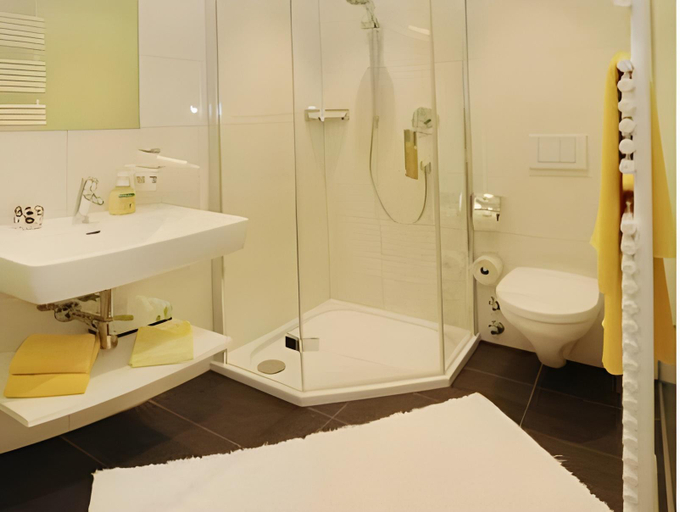 Bathroom 3, Valbella Bed & Breakfast, Bludenz