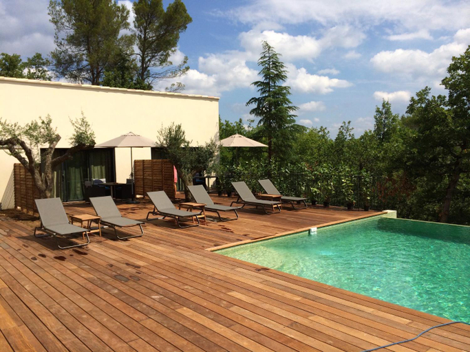 Others 3, Sous les oliviers - Piscine chauffee - Studios de standing climatises, Var