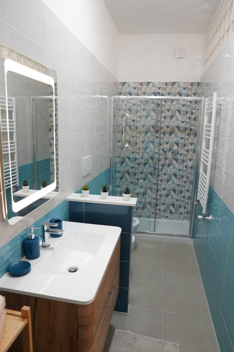 Bathroom 2, Vesuvius' Lovely Inn, Napoli