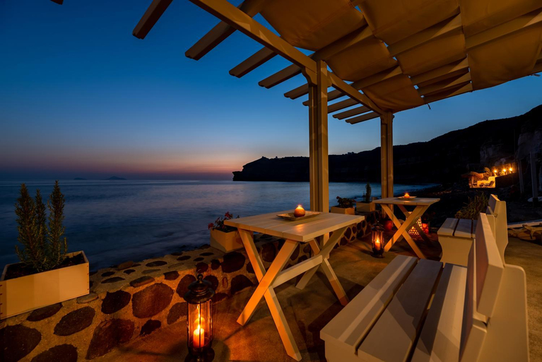 4, BLACK BAY CAVES SUITES, South Aegean