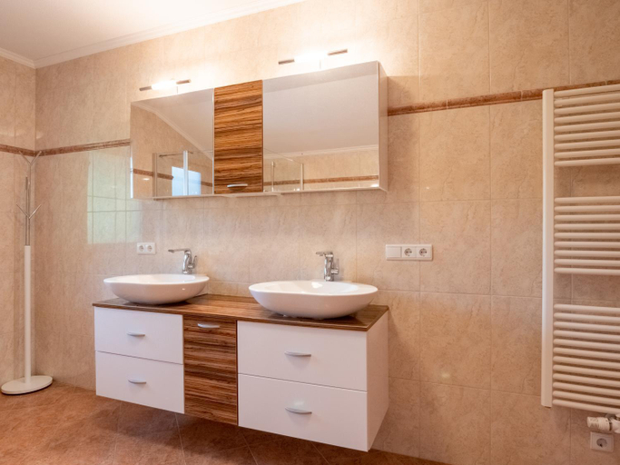 Bathroom 4, Village Apartments, Schwaz