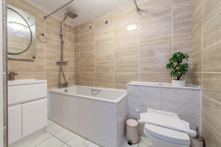 Bathroom 3, 4 Bed Flat near King’s Road, London