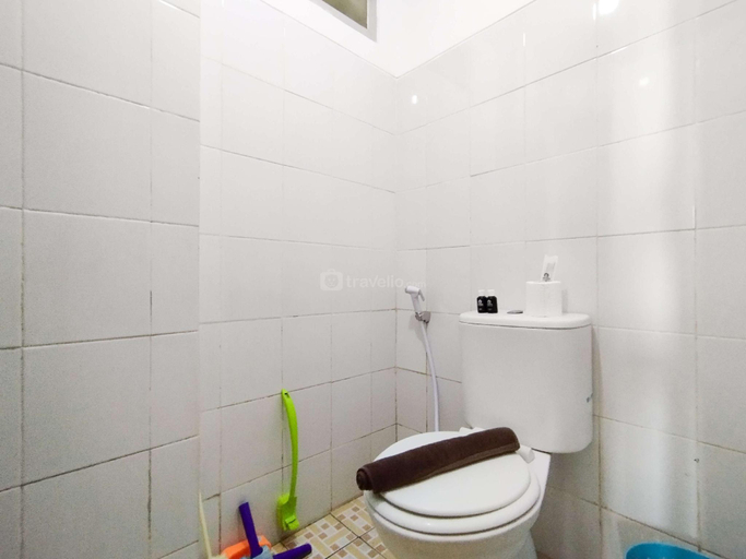 Bathroom 3, Strategic & Nice Studio Suites @Metro By Travelio, Bandung