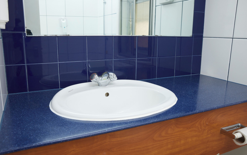 Bathroom 3, Cross Roads Hotel by Chef and Brewer Collection, Northamptonshire