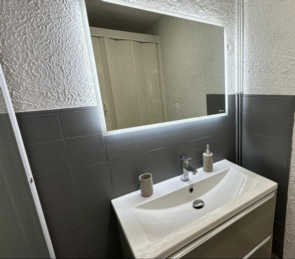 Bathroom 16