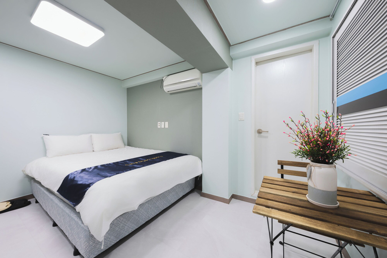 Bedroom 3, Cave Myeongdong, Jung