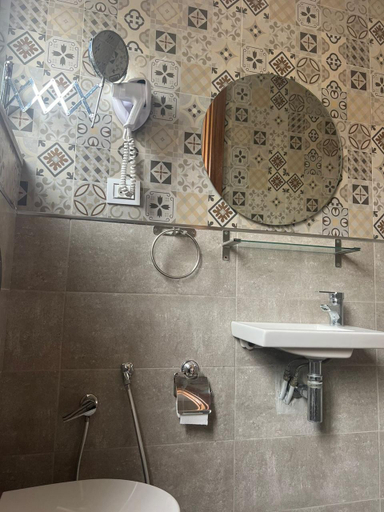 Bathroom 4, Hotel Transatlantique Tunis, Bab Bhar