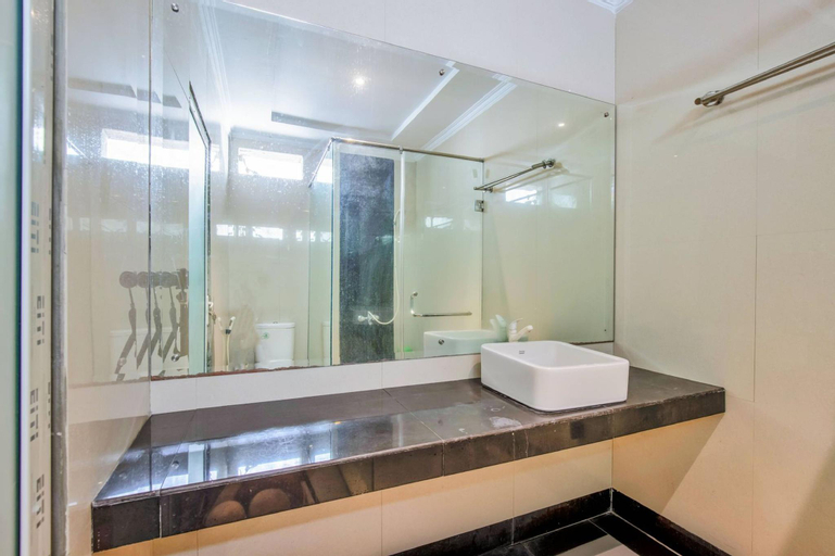 Bathroom 25