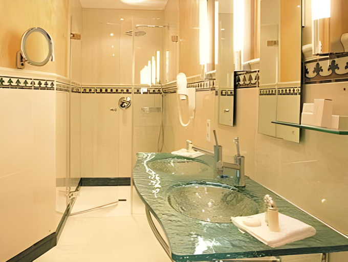 Bathroom 5, Hotel Weisser Bar, Bernkastel-Wittlich