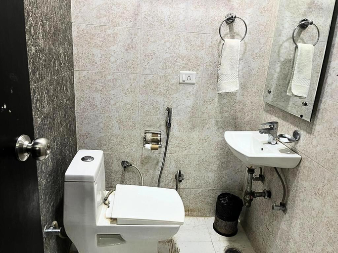 Bathroom 2, Hotel Hirapanna, Bareilly