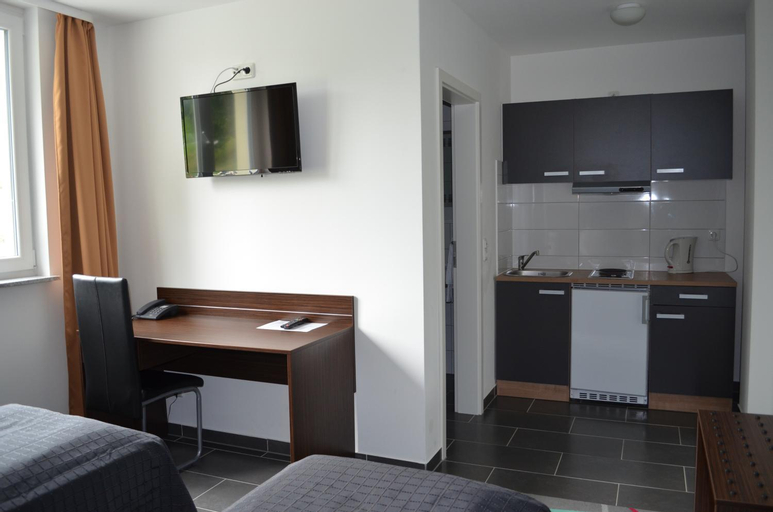 Others 4, Zwei Raben Pension, Mainz