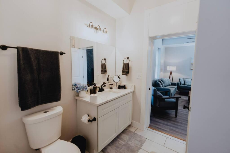 Bathroom 3, Luxe 2BR Oasis Patio & Laundry Soulard, Saint Louis