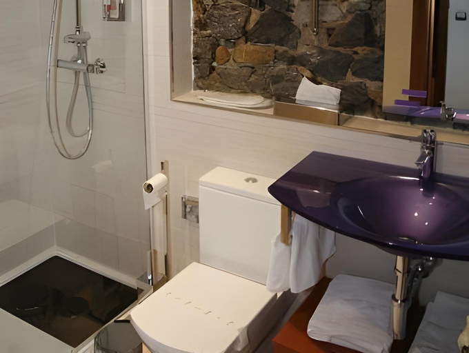 Bathroom 2, Posada Los Gallos, Cantabria
