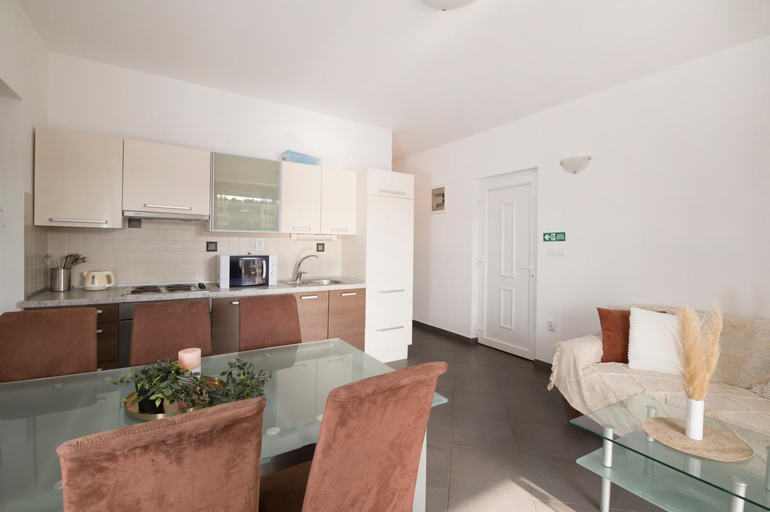 Others 4, Moenia Apartments, Milna