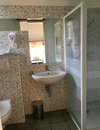 Bathroom 5, HOTEL DES BAINS, Lot
