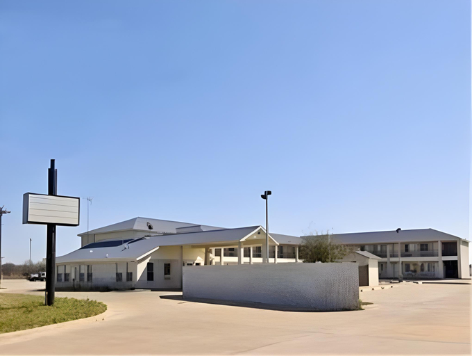 Exterior & Views, Summit Inn Hempstead, Waller