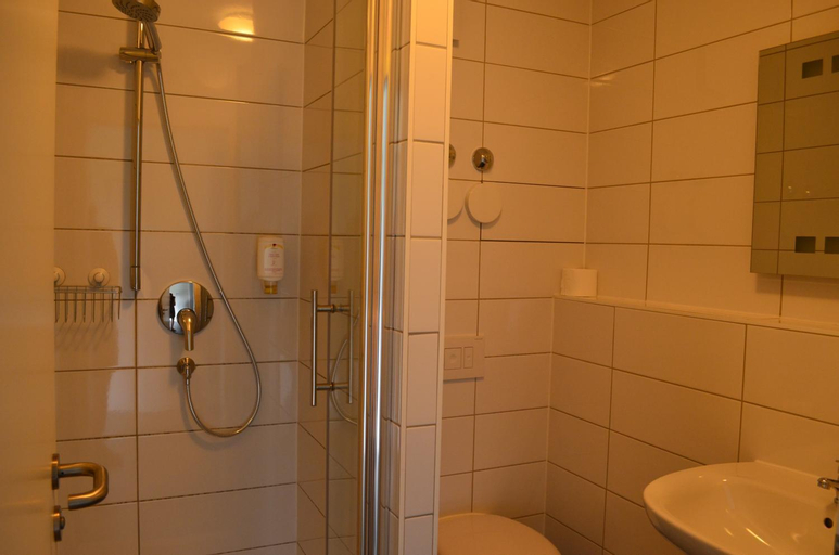 Bedroom 3, Zwei Raben Pension, Mainz
