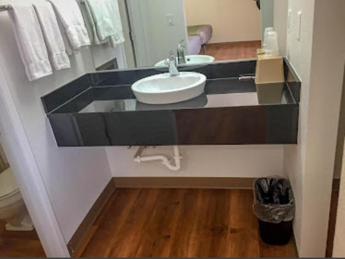 Bathroom, American Inn, Mineral