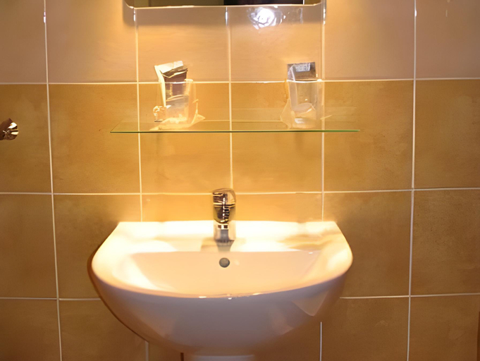 Bathroom 4, Logis Hotel Lafayette Rochefort France, Charente-Maritime