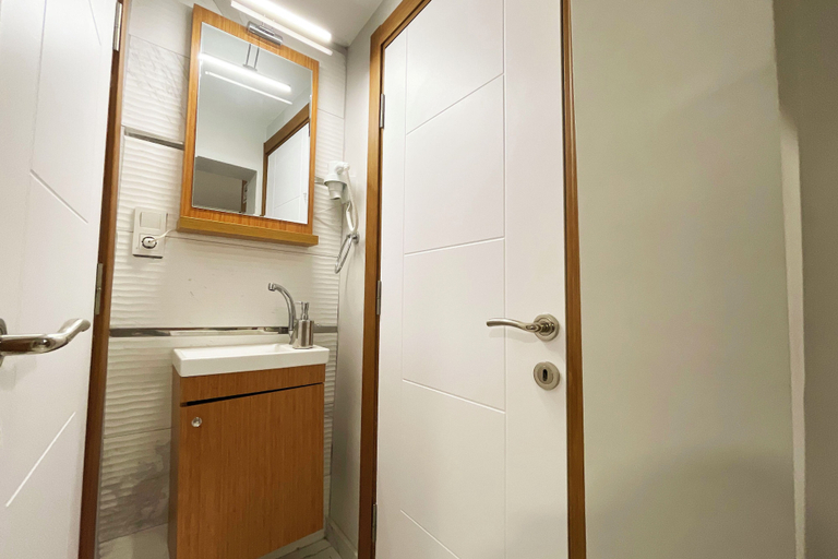 Bathroom 5, Charming studio apt with fast WiFi and AC near Nisantasi and Taksim #101, Şişli