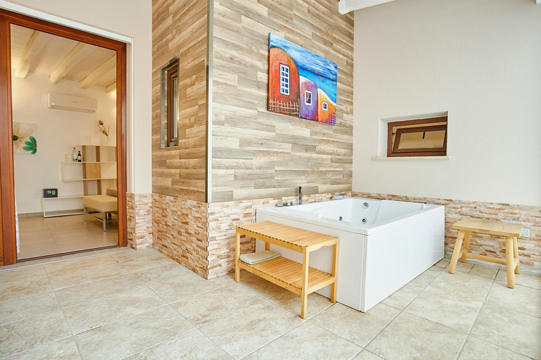 Bathroom 4, Hotel La Tavernetta, Trapani