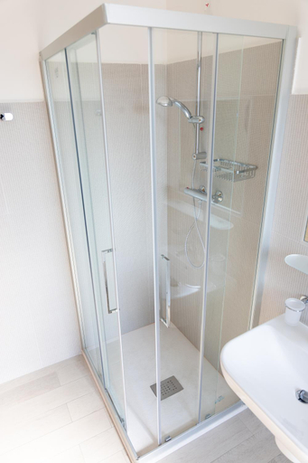 Bathroom 5, Hotel Capitano, Teramo
