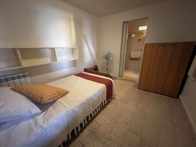 Bedroom 2, Les Bougainvilliers GuestHouse by Hansa, Aley