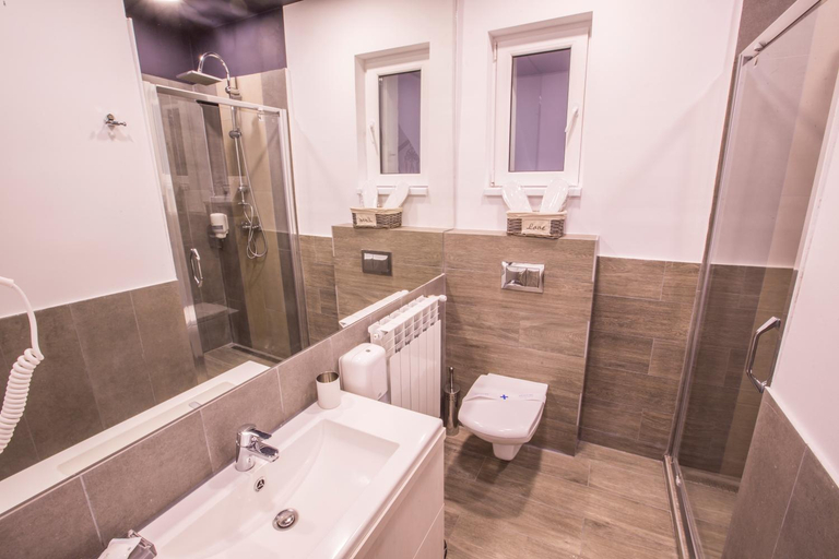 Bathroom 2, Mozart & Bach Historic Apartment, Sibiu
